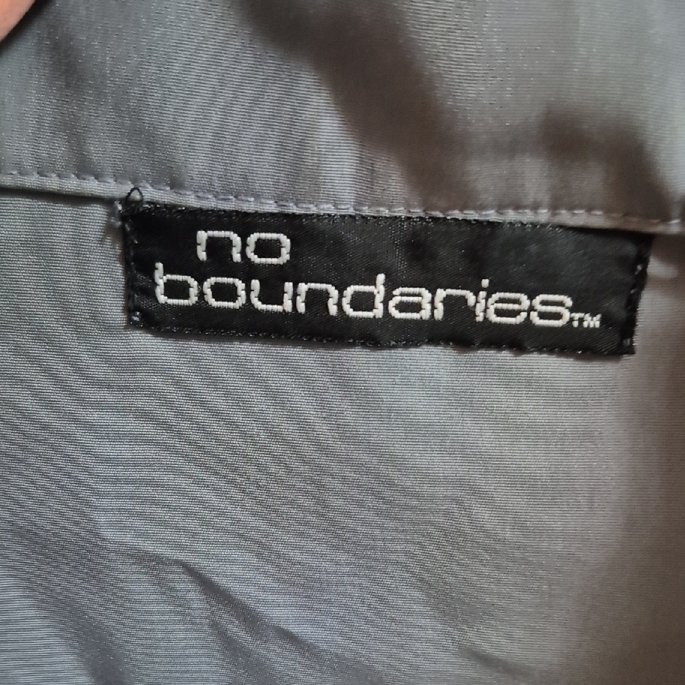 No Boundaries Gray Shirt - Picture 2 of 4